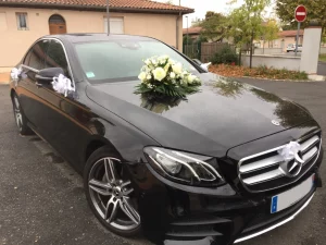 Mercedes classe C avec un bouquet de mariage sur le capot